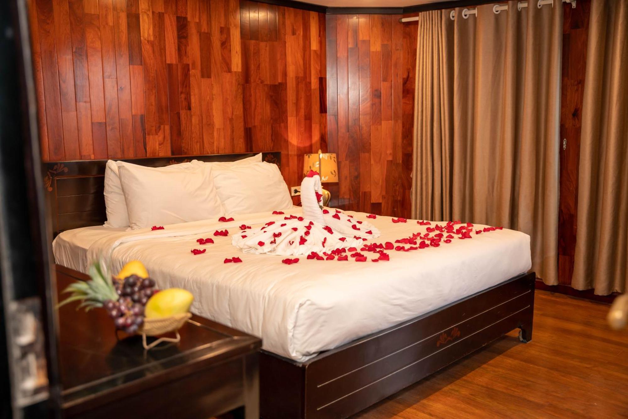 Hotel Dragon Crown Legend Cruise Ha Long Zewnętrze zdjęcie